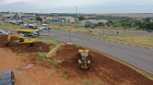 O governador Carlos Massa Ratinho Junior vistoriou nesta quinta-feira (29) as obras de modernização do Trevo Cataratas, em Cascavel, no Oeste do Estado. As máquinas começaram a operar nesta semana em uma das vias marginais, no sentido Corbélia, na primeira etapa da modernização do entroncamento rodoviário.