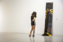 Neste sábado, dia 31/10, o Museu Oscar Niemeyer (MON) inaugura mais duas novas exposições: “A Violência sob a Delicadeza”, da artista visual Vera Martins, e “Gente no MON”, do fotógrafo Dico Kremer: 