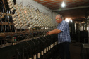FEITO NO PARANA - Casulo Feliz empresa de Maringa que produz  fio de seda  de forma manual, aproveitando os casulos impróprios para a indústria e também reciclando os subprodutos dessa mesma matéria-prima. Na foto, Gustavo Rocha, fundador da empresa O Casulo Feliz. 07/10/2020 - Foto: Geraldo Bubniak/AEN