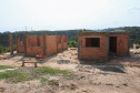 Construção das 157 casas na Vila Zezo em Imbituva,  o local passará por ação completa de regularização fundiária, com demarcação dos lotes individualizados e entrega de títulos de propriedade aos moradores. Também serão feitas obras de infraestrutura complementar para urbanização completa da região.13/10/2020 - Foto: Geraldo Bubniak/AEN