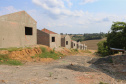 Construção das 157 casas na Vila Zezo em Imbituva,  o local passará por ação completa de regularização fundiária, com demarcação dos lotes individualizados e entrega de títulos de propriedade aos moradores. Também serão feitas obras de infraestrutura complementar para urbanização completa da região.13/10/2020 - Foto: Geraldo Bubniak/AEN