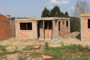 Construção das 157 casas na Vila Zezo em Imbituva,  o local passará por ação completa de regularização fundiária, com demarcação dos lotes individualizados e entrega de títulos de propriedade aos moradores. Também serão feitas obras de infraestrutura complementar para urbanização completa da região.13/10/2020 - Foto: Geraldo Bubniak/AEN
