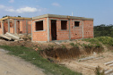 Construção das 157 casas na Vila Zezo em Imbituva,  o local passará por ação completa de regularização fundiária, com demarcação dos lotes individualizados e entrega de títulos de propriedade aos moradores. Também serão feitas obras de infraestrutura complementar para urbanização completa da região.13/10/2020 - Foto: Geraldo Bubniak/AEN