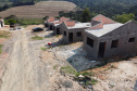 Construção das 157 casas na Vila Zezo em Imbituva,  o local passará por ação completa de regularização fundiária, com demarcação dos lotes individualizados e entrega de títulos de propriedade aos moradores. Também serão feitas obras de infraestrutura complementar para urbanização completa da região.13/10/2020 - Foto: Geraldo Bubniak/AEN
