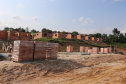 Construção das 157 casas na Vila Zezo em Imbituva,  o local passará por ação completa de regularização fundiária, com demarcação dos lotes individualizados e entrega de títulos de propriedade aos moradores. Também serão feitas obras de infraestrutura complementar para urbanização completa da região.13/10/2020 - Foto: Geraldo Bubniak/AEN
