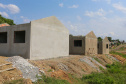 Construção das 157 casas na Vila Zezo em Imbituva,  o local passará por ação completa de regularização fundiária, com demarcação dos lotes individualizados e entrega de títulos de propriedade aos moradores. Também serão feitas obras de infraestrutura complementar para urbanização completa da região.13/10/2020 - Foto: Geraldo Bubniak/AEN