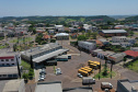 O terminal rodoviário de Guaraniaçu, no Centro-Sul do Estado, é uma extensão da vida de Otacílio de Oliveira. É lá, vendendo sorvetes e picolés, que ele ganha dinheiro para cuidar da família. Os produtos partem de R$ 1,25, dos mais variados tipos de fruta. O sorveteiro anda que é só sorrisos ultimamente. O movimento, diz, melhorou muito depois que o complexo foi reformado.