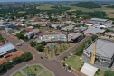 O terminal rodoviário de Guaraniaçu, no Centro-Sul do Estado, é uma extensão da vida de Otacílio de Oliveira. É lá, vendendo sorvetes e picolés, que ele ganha dinheiro para cuidar da família. Os produtos partem de R$ 1,25, dos mais variados tipos de fruta. O sorveteiro anda que é só sorrisos ultimamente. O movimento, diz, melhorou muito depois que o complexo foi reformado.