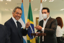 O governador Carlos Massa Ratinho Junior recebe  nesta terca-feira (10) o embaixador da Argentina, Daniel Scioli no Palacio Iguacu. Curitiba, 10/11/2020. Foto: Geraldo Bubniak/AEN