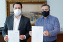 O governador Carlos Massa Ratinho Junior e o secretário de Estado da Saúde, Beto Preto, assinaram nesta terça-feira (10) a ordem de serviço para o início da obra de construção do novo Pronto Socorro do Hospital Norte Paranaense (Honpar), de Arapongas. O processo, que teve início em 2018, foi orçado em mais de R$ 16 milhões, mas após revisão e reestruturação houve economia de quase 20% no projeto, com liberação final de R$ 13,5 milhões.