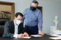 O governador Carlos Massa Ratinho Junior e o secretário de Estado da Saúde, Beto Preto, assinaram nesta terça-feira (10) a ordem de serviço para o início da obra de construção do novo Pronto Socorro do Hospital Norte Paranaense (Honpar), de Arapongas. O processo, que teve início em 2018, foi orçado em mais de R$ 16 milhões, mas após revisão e reestruturação houve economia de quase 20% no projeto, com liberação final de R$ 13,5 milhões.