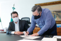 O governador Carlos Massa Ratinho Junior e o secretário de Estado da Saúde, Beto Preto, assinaram nesta terça-feira (10) a ordem de serviço para o início da obra de construção do novo Pronto Socorro do Hospital Norte Paranaense (Honpar), de Arapongas. O processo, que teve início em 2018, foi orçado em mais de R$ 16 milhões, mas após revisão e reestruturação houve economia de quase 20% no projeto, com liberação final de R$ 13,5 milhões.