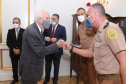 O governador em exercicio Darci Piana entrega nesta quarta-feira (11) a Medalha do Merito da Casa Militar ao lado do  Chefe da Casa Militar Tenente-Coronel Welby Pereira Sales para o Secretário da Segurança Pública do Paraná, coronel Romulo Marinho Soares, Presidente do Tribunal de Justiça, desembargador Adalberto Jorge Xisto Pereira e para o comandante da 5ª Divisão do Exército Brasileiro, general Carlos José Russo Assumpção Penteado.   Curitiba, 27/08/2020 -  Foto: Geraldo Bubniak/AEN