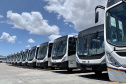O maior embarque de ônibus da história do Porto de Paranaguá acontece nesta sexta-feira (13). Em um único lote, o navio Maestro Universe volta carrega 155 unidades. Os veículos de transporte coletivo serão levados para os portos de Boma, no Congo, e Luanda, em Angola. A previsão é que zarpe para a África no início da tarde. A viagem deve durar entre dez e 13 dias até os destinos. Foto: Claudio Neves