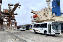 O maior embarque de ônibus da história do Porto de Paranaguá acontece nesta sexta-feira (13). Em um único lote, o navio Maestro Universe volta carrega 155 unidades. Os veículos de transporte coletivo serão levados para os portos de Boma, no Congo, e Luanda, em Angola. A previsão é que zarpe para a África no início da tarde. A viagem deve durar entre dez e 13 dias até os destinos. Foto: Claudio Neves