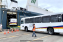 O maior embarque de ônibus da história do Porto de Paranaguá acontece nesta sexta-feira (13). Em um único lote, o navio Maestro Universe volta carrega 155 unidades. Os veículos de transporte coletivo serão levados para os portos de Boma, no Congo, e Luanda, em Angola. A previsão é que zarpe para a África no início da tarde. A viagem deve durar entre dez e 13 dias até os destinos. Foto: Claudio Neves