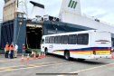 O maior embarque de ônibus da história do Porto de Paranaguá acontece nesta sexta-feira (13). Em um único lote, o navio Maestro Universe volta carrega 155 unidades. Os veículos de transporte coletivo serão levados para os portos de Boma, no Congo, e Luanda, em Angola. A previsão é que zarpe para a África no início da tarde. A viagem deve durar entre dez e 13 dias até os destinos. Foto: Claudio Neves