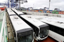 O maior embarque de ônibus da história do Porto de Paranaguá acontece nesta sexta-feira (13). Em um único lote, o navio Maestro Universe volta carrega 155 unidades. Os veículos de transporte coletivo serão levados para os portos de Boma, no Congo, e Luanda, em Angola. A previsão é que zarpe para a África no início da tarde. A viagem deve durar entre dez e 13 dias até os destinos. Foto: Claudio Neves