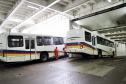 O maior embarque de ônibus da história do Porto de Paranaguá acontece nesta sexta-feira (13). Em um único lote, o navio Maestro Universe volta carrega 155 unidades. Os veículos de transporte coletivo serão levados para os portos de Boma, no Congo, e Luanda, em Angola. A previsão é que zarpe para a África no início da tarde. A viagem deve durar entre dez e 13 dias até os destinos. Foto: Claudio Neves