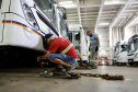 O maior embarque de ônibus da história do Porto de Paranaguá acontece nesta sexta-feira (13). Em um único lote, o navio Maestro Universe volta carrega 155 unidades. Os veículos de transporte coletivo serão levados para os portos de Boma, no Congo, e Luanda, em Angola. A previsão é que zarpe para a África no início da tarde. A viagem deve durar entre dez e 13 dias até os destinos. Foto: Claudio Neves