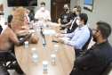 Representantes da APP-Sindicato e professores estiveram reunidos nesta terça-feira (17) na Casa Civil do Governo do Estado para tratar de demandas específicas dos funcionários temporários, contratados pelo regime de Processo Seletivo Simplificado (PSS). Participaram da reunião o chefe da Casa Civil, Guto Silva; o diretor-geral da Secretaria de Estado da Educação, Glaucio Dias, e o líder do governo na Assembleia Legislativa, deputado Hussein Bakri. Foto:AEN