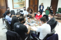 Representantes da APP-Sindicato e professores estiveram reunidos nesta terça-feira (17) na Casa Civil do Governo do Estado para tratar de demandas específicas dos funcionários temporários, contratados pelo regime de Processo Seletivo Simplificado (PSS). Participaram da reunião o chefe da Casa Civil, Guto Silva; o diretor-geral da Secretaria de Estado da Educação, Glaucio Dias, e o líder do governo na Assembleia Legislativa, deputado Hussein Bakri. Foto:AEN