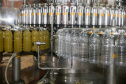 FEITO NO PARANA - Coamo cooperativa agro-industrial , a maior cooperativa da América Latina, com sede em Campo Mourão. Tem na linha alimentícia as marcas Primê, Sollus, Dualis e Anniela produz óleo de soja refinado, café torrado e moído, margarinas, farinha de trigo e gordura vegetal hidrogenada. 09/10/2020 - Foto: Geraldo Bubniak/AEN