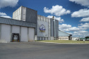 Em Ponta Grossa, o moinho Herança Holandesa, do grupo Unium - que reúne as cooperativas Frísia, Castrolanda e Capal - foi pensado para produzir farinhas especiais para linhas industriais do mercado B2B, como é conhecida a produção para outras marcas.
No entanto, em 2017, a empresa investiu em tecnologia, ampliou seu mix e iniciou a produção de farinhas para uso doméstico.