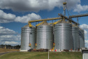 Em Ponta Grossa, o moinho Herança Holandesa, do grupo Unium - que reúne as cooperativas Frísia, Castrolanda e Capal - foi pensado para produzir farinhas especiais para linhas industriais do mercado B2B, como é conhecida a produção para outras marcas.
No entanto, em 2017, a empresa investiu em tecnologia, ampliou seu mix e iniciou a produção de farinhas para uso doméstico.