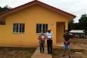  Nesta quinta-feira (26), dezessete famílias de Salgado Filho que viviam em condições precárias ou que pagavam aluguel conquistaram uma casa própria sem precisar pagar nada por isso. A construção do residencial na cidade, na região Sudoeste, recebeu R$ 1,1 milhão de investimento do Governo do Estado, por meio de um financiamento internacional obtido junto ao BID, em um trabalho integrado da Cohapar, Secretaria da Justiça, Família e Trabalho e prefeitura. (Foto: Eduardo Cioatto / Cohapar)