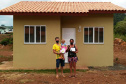  Nesta quinta-feira (26), dezessete famílias de Salgado Filho que viviam em condições precárias ou que pagavam aluguel conquistaram uma casa própria sem precisar pagar nada por isso. A construção do residencial na cidade, na região Sudoeste, recebeu R$ 1,1 milhão de investimento do Governo do Estado, por meio de um financiamento internacional obtido junto ao BID, em um trabalho integrado da Cohapar, Secretaria da Justiça, Família e Trabalho e prefeitura. (Foto: Eduardo Cioatto / Cohapar)