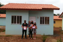  Nesta quinta-feira (26), dezessete famílias de Salgado Filho que viviam em condições precárias ou que pagavam aluguel conquistaram uma casa própria sem precisar pagar nada por isso. A construção do residencial na cidade, na região Sudoeste, recebeu R$ 1,1 milhão de investimento do Governo do Estado, por meio de um financiamento internacional obtido junto ao BID, em um trabalho integrado da Cohapar, Secretaria da Justiça, Família e Trabalho e prefeitura. (Foto: Eduardo Cioatto / Cohapar)