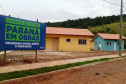  Nesta quinta-feira (26), dezessete famílias de Salgado Filho que viviam em condições precárias ou que pagavam aluguel conquistaram uma casa própria sem precisar pagar nada por isso. A construção do residencial na cidade, na região Sudoeste, recebeu R$ 1,1 milhão de investimento do Governo do Estado, por meio de um financiamento internacional obtido junto ao BID, em um trabalho integrado da Cohapar, Secretaria da Justiça, Família e Trabalho e prefeitura. (Foto: Eduardo Cioatto / Cohapar)