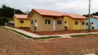  Nesta quinta-feira (26), dezessete famílias de Salgado Filho que viviam em condições precárias ou que pagavam aluguel conquistaram uma casa própria sem precisar pagar nada por isso. A construção do residencial na cidade, na região Sudoeste, recebeu R$ 1,1 milhão de investimento do Governo do Estado, por meio de um financiamento internacional obtido junto ao BID, em um trabalho integrado da Cohapar, Secretaria da Justiça, Família e Trabalho e prefeitura. (Foto: Eduardo Cioatto / Cohapar)