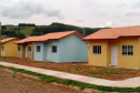  Nesta quinta-feira (26), dezessete famílias de Salgado Filho que viviam em condições precárias ou que pagavam aluguel conquistaram uma casa própria sem precisar pagar nada por isso. A construção do residencial na cidade, na região Sudoeste, recebeu R$ 1,1 milhão de investimento do Governo do Estado, por meio de um financiamento internacional obtido junto ao BID, em um trabalho integrado da Cohapar, Secretaria da Justiça, Família e Trabalho e prefeitura. (Foto: Eduardo Cioatto / Cohapar)