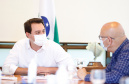 O Governo do Estado recebeu nesta quinta-feira (26) o projeto executivo de uma ponte de 280 metros sobre o Rio Ivaí, entre Santa Cruz de Monte Castelo e Ivaté, no Noroeste do Paraná. O investimento de R$ 300 mil foi viabilizado pela cooperativa Cocamar em parceria com as prefeituras dos dois municípios. O objetivo do projeto é viabilizar a expansão da produção de soja e milho na região, gerando novos empregos e desenvolvimento econômico.