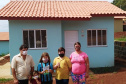 Representantes do Governo do Estado e da Prefeitura de Coronel Vivida entregaram nesta sexta-feira (27) as chaves de 21 casas a famílias que viviam em situação de vulnerabilidade social na cidade. Com a conclusão do empreendimento, chega a 78 o número de moradias populares entregues na região Sudoeste do Paraná apenas nesta semana. Foto: Eduardo Cioatto / Cohapar