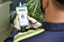 Novo protocolo de segurança para o acesso dos trabalhadores ao cais do Porto de Paranaguá visa evitar acidentes. O teste do etilômetro será aplicado por sorteio aleatório realizado pelo sistema eletrônico.
Foto: Claudio Neves/Portos do Paraná