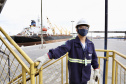 Novo protocolo de segurança para o acesso dos trabalhadores ao cais do Porto de Paranaguá visa evitar acidentes. O teste do etilômetro será aplicado por sorteio aleatório realizado pelo sistema eletrônico.
Foto: Claudio Neves/Portos do Paraná