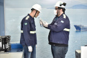 Novo protocolo de segurança para o acesso dos trabalhadores ao cais do Porto de Paranaguá visa evitar acidentes. O teste do etilômetro será aplicado por sorteio aleatório realizado pelo sistema eletrônico.
Foto: Claudio Neves/Portos do Paraná