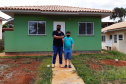 Representantes do Governo do Estado, Governo Federal e da Prefeitura de Santa Maria do Oeste entregaram nesta sexta-feira (27) as chaves de 31 casas populares a famílias do município, localizado na região central do Paraná. O projeto recebeu R$ 2 milhões de investimentos do Fundo de Garantia do Tempo de Serviço (FGTS), além de contrapartidas dos órgãos envolvidos. (Foto: Elmar Vornes / Cohapar)