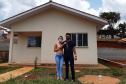 Representantes do Governo do Estado, Governo Federal e da Prefeitura de Santa Maria do Oeste entregaram nesta sexta-feira (27) as chaves de 31 casas populares a famílias do município, localizado na região central do Paraná. O projeto recebeu R$ 2 milhões de investimentos do Fundo de Garantia do Tempo de Serviço (FGTS), além de contrapartidas dos órgãos envolvidos. (Foto: Elmar Vornes / Cohapar)