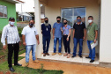 Representantes do Governo do Estado, Governo Federal e da Prefeitura de Santa Maria do Oeste entregaram nesta sexta-feira (27) as chaves de 31 casas populares a famílias do município, localizado na região central do Paraná. O projeto recebeu R$ 2 milhões de investimentos do Fundo de Garantia do Tempo de Serviço (FGTS), além de contrapartidas dos órgãos envolvidos. (Foto: Elmar Vornes / Cohapar)