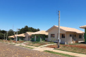 Representantes do Governo do Estado, Governo Federal e da Prefeitura de Santa Maria do Oeste entregaram nesta sexta-feira (27) as chaves de 31 casas populares a famílias do município, localizado na região central do Paraná. O projeto recebeu R$ 2 milhões de investimentos do Fundo de Garantia do Tempo de Serviço (FGTS), além de contrapartidas dos órgãos envolvidos. (Foto: Elmar Vornes / Cohapar)