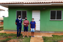 Representantes do Governo do Estado, Governo Federal e da Prefeitura de Santa Maria do Oeste entregaram nesta sexta-feira (27) as chaves de 31 casas populares a famílias do município, localizado na região central do Paraná. O projeto recebeu R$ 2 milhões de investimentos do Fundo de Garantia do Tempo de Serviço (FGTS), além de contrapartidas dos órgãos envolvidos. (Foto: Elmar Vornes / Cohapar)