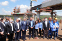 A Ponte da Integração Brasil – Paraguai atingiu quase 45% de execução em novembro, um ano e três meses após o início da construção, no Rio Paraná, em Foz do Iguaçu (Oeste). Nesta terça-feira (01), o governador Carlos Massa Ratinho Junior recebeu os presidentes Jair Bolsonaro e Mario Abdo Benítez e os acompanhou na vistoria à obra. 