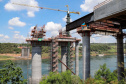 A Ponte da Integração Brasil – Paraguai atingiu quase 45% de execução em novembro, um ano e três meses após o início da construção, no Rio Paraná, em Foz do Iguaçu (Oeste). Nesta terça-feira (01), o governador Carlos Massa Ratinho Junior recebeu os presidentes Jair Bolsonaro e Mario Abdo Benítez e os acompanhou na vistoria à obra. 