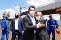 A Ponte da Integração Brasil – Paraguai atingiu quase 45% de execução em novembro, um ano e três meses após o início da construção, no Rio Paraná, em Foz do Iguaçu (Oeste). Nesta terça-feira (01), o governador Carlos Massa Ratinho Junior recebeu os presidentes Jair Bolsonaro e Mario Abdo Benítez e os acompanhou na vistoria à obra. 