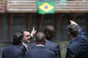 A Ponte da Integração Brasil – Paraguai atingiu quase 45% de execução em novembro, 1 ano e 3 meses após o início da construção nas margens do Rio Paraná. A marca foi celebrada com uma visita dos presidentes Jair Bolsonaro e Mario Abdo Benítez às obras nesta terça-feira (1º). O governador Carlos Massa Ratinho Junior, um dos responsáveis pela articulação com a Itaipu Binacional para tirar o projeto do papel, também acompanhou o evento.