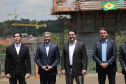 A Ponte da Integração Brasil – Paraguai atingiu quase 45% de execução em novembro, 1 ano e 3 meses após o início da construção nas margens do Rio Paraná. A marca foi celebrada com uma visita dos presidentes Jair Bolsonaro e Mario Abdo Benítez às obras nesta terça-feira (1º). O governador Carlos Massa Ratinho Junior, um dos responsáveis pela articulação com a Itaipu Binacional para tirar o projeto do papel, também acompanhou o evento.